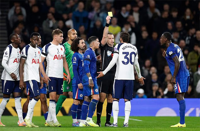 Bentancur may mắn không phải nhận thẻ đỏ