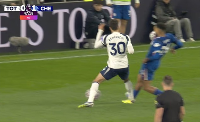 VAR cho rằng pha đạp chân của Bentancur chỉ là... ham bóng