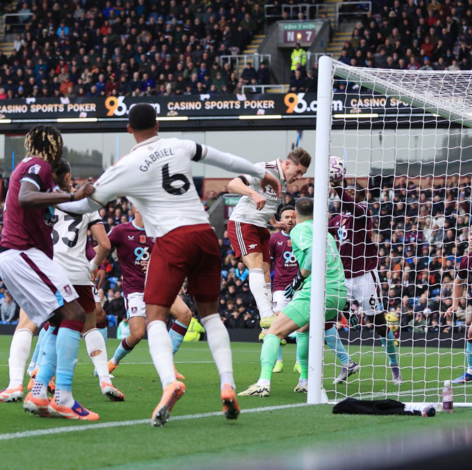 Gyokeres mở tỷ số cho Arsenal ở trận thắng Burnley