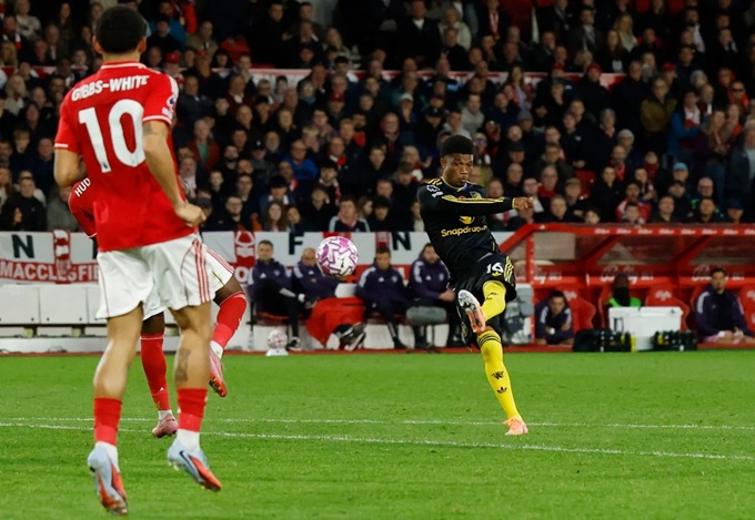 Amad Diallo tung cú vole gỡ hòa 2-2 trước Nottingham Forest