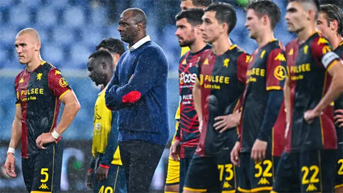 Balotlli hả hê ra mặt khi Genoa sa thải thầy cũ, đồng đội cũ Vieira
