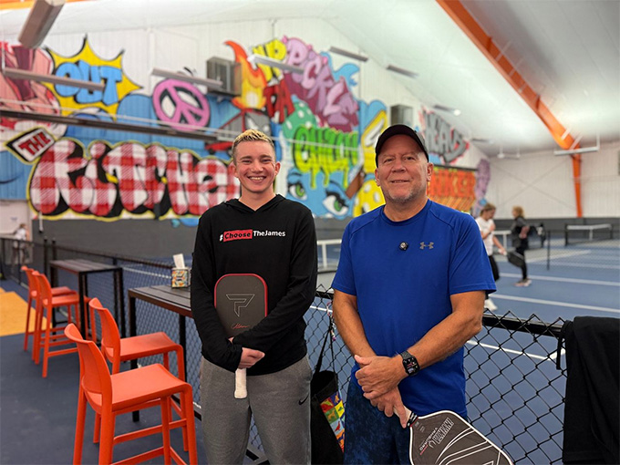 Bradshaw cùng người bạn Jim Gorndt, cũng chiến thắng sau khi mắc bện ung thư hạch bạch huyết