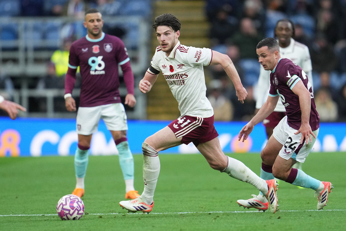 Thắng Burnley, Pháo thủ tạm bỏ xa đội xếp ngay sau tới 7 điểm