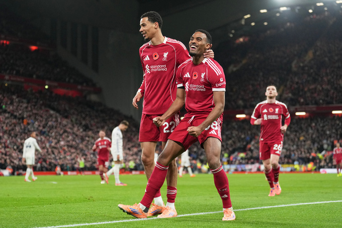 Niềm vui của các cầu thủ Liverpool sau khi đánh bại Aston Villa 2-0