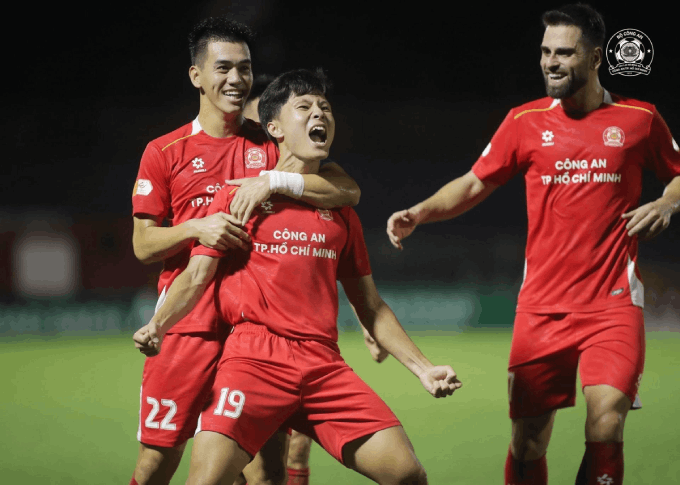 Quốc Cường (số 19) đang là nhân tố nổi bật ở hàng tiền vệ của U22 Việt Nam - Ảnh: CA TP.HCM