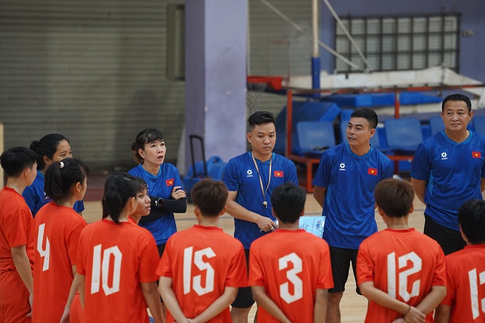 HLV Nguyễn Đình Hoàng trao đổi với các cầu thủ trước khi bước vào tập luyện. Ảnh: CTV