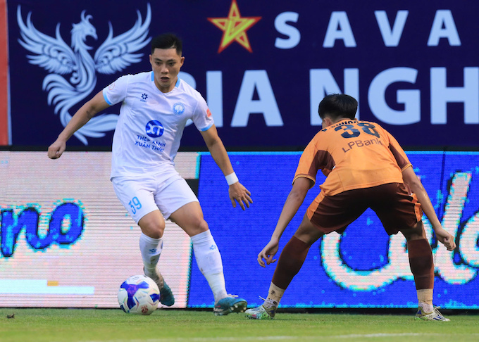 Nhìn Nam Định thi đấu, người ta không còn thấy được dấu ấn của nhà ĐKVĐ. Ảnh: Quang Đương