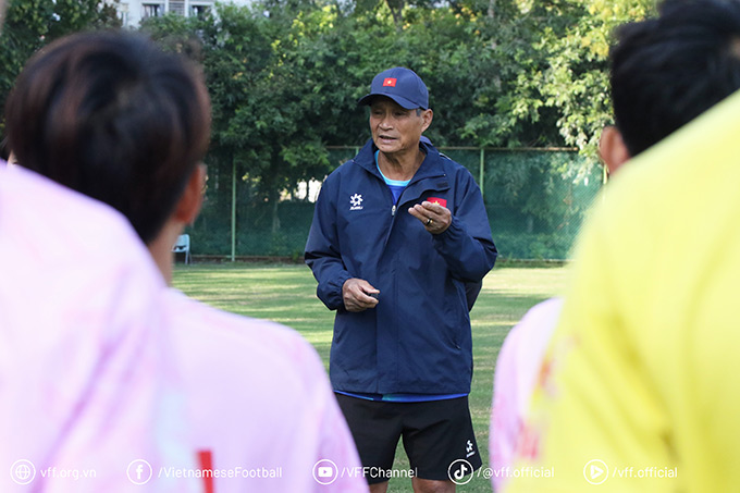 Dù đã bước sang tuổi 75, HLV Mai Đức Chung vẫn theo sát từng bài tập của các học trò như thường lệ