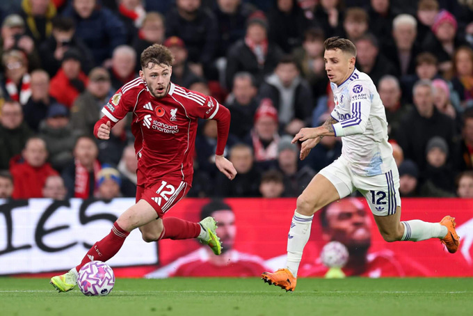 Bradley cũng đá tốt bên hành lang phải