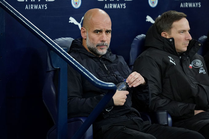 Pep tuyên bố Man City bị trọng tài đối xử bất công suốt 10 năm qua