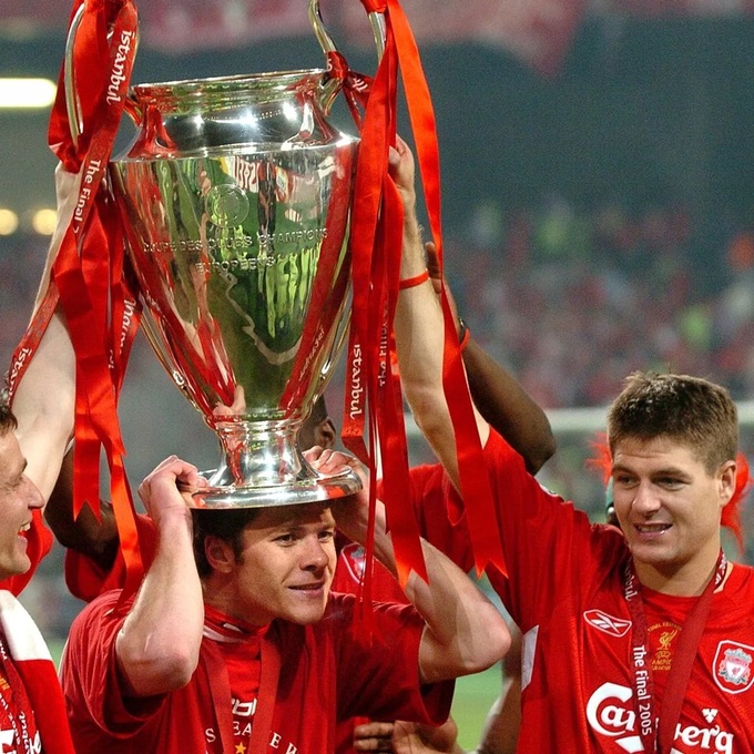 Xabi Alonso giương Cúp vô địch Champions League 2004/05 với Liverpool