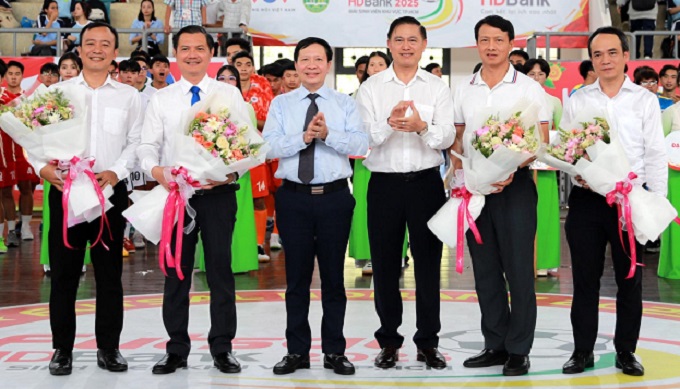 Phó chủ tịch LĐBĐ Việt Nam, Trần Anh Tú (thứ ba từ bên phải) tặng hoa cho BTC