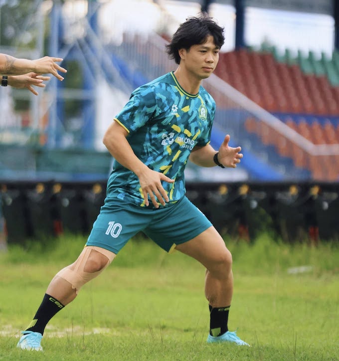 Công Phượng vẫn đang phải tập riêng vì chấn thương. Ảnh: FBNV