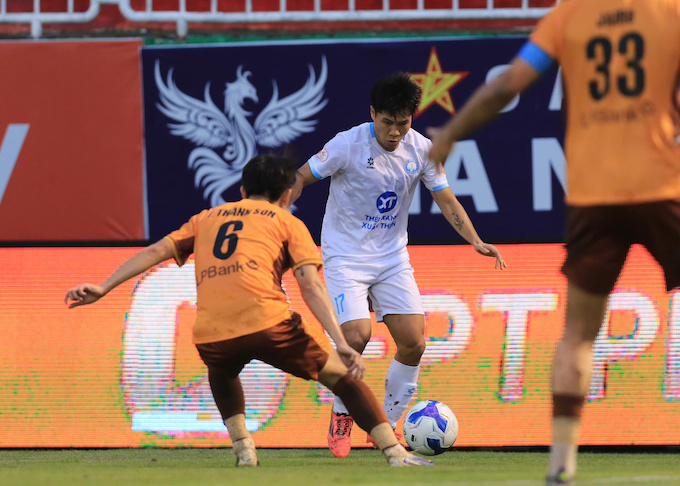 Với thành tích không tốt tại đấu trường V.League, Nam Định không tự tin khi tiếp Gamba Osaka. Ảnh: Quang Đương