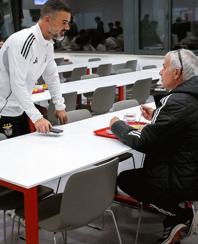 HLV Mourinho thường xuyên ăn tối cùng các cầu thủ đội trẻ để truyền cảm hứng