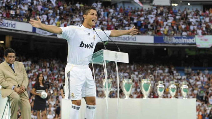Ronaldo là một trong những bản hợp đồng "bom tấn" của Real Madrid vào mùa Hè 2009