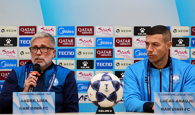 HLV Andre Lima bất ngờ đại diện CLB Nam Định dự họp báo trước trận gặp Gamba Osaka 