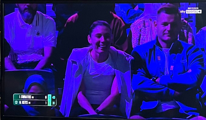 Alexandrova ngồi trên khán đài theo dõi trận đấu và nhận tiền