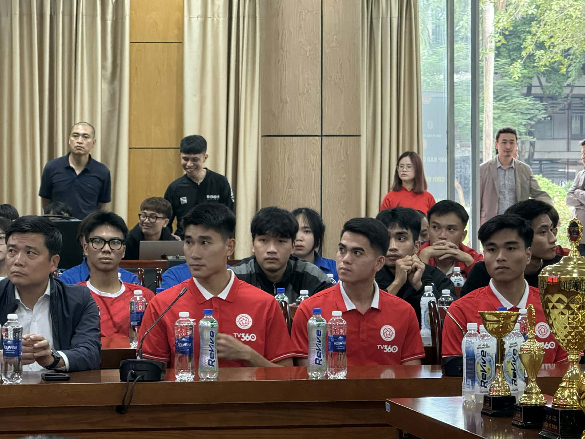 Nhâm Mạnh Dũng, Khuất Văn Khang và Nguyễn Công Phương tham dự buổi họp báo công bố Vòng chung kết Giải Bóng đá nam sinh viên toàn quốc năm 2025 