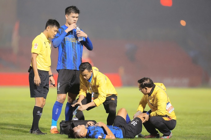 Trọng tài Mạnh Hải đã hỗ trợ kịp thời cầu thủ Quang Kiệt. Ảnh: CTV