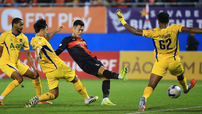 SLNA (áo vàng) để thua đúng thời điểm quan trọng nhất - Ảnh: Đức Cường