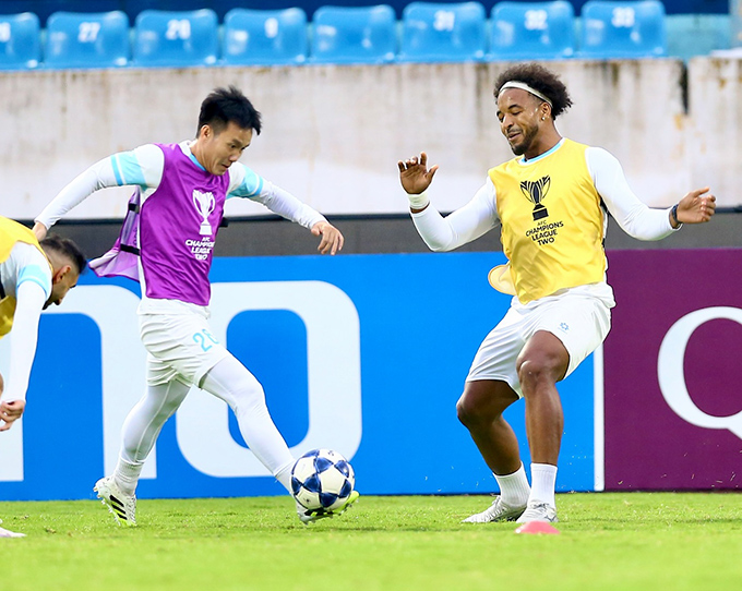 Xuân Son chờ đợi cơ hội để ra sân tại AFC Champions League - Ảnh: Nam Định