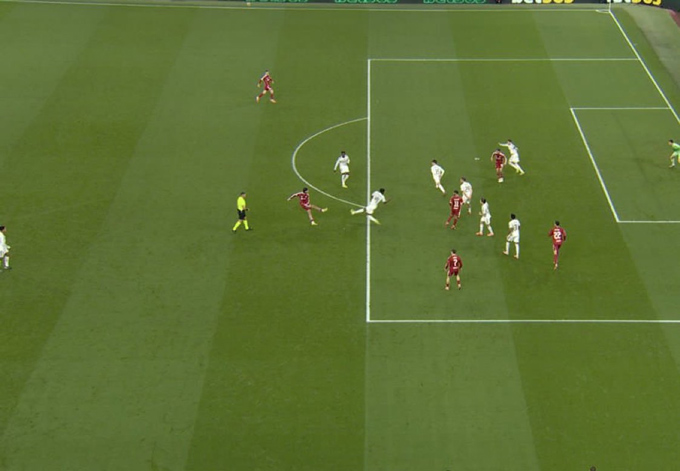 Tchouameni để bóng chạm tay sau pha dứt điểm của Szoboszlai