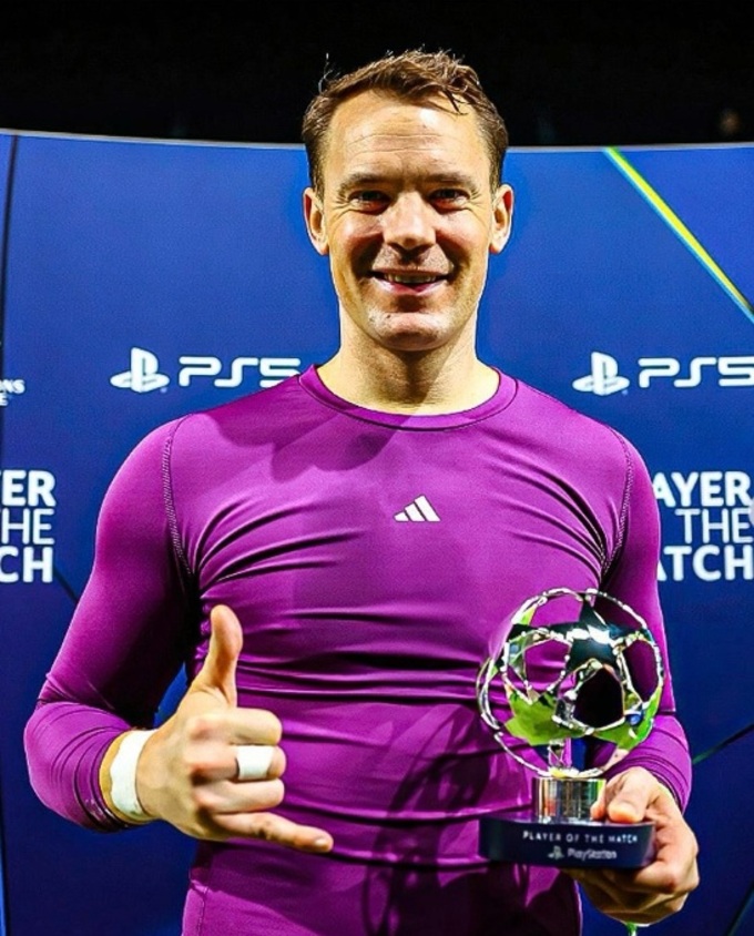 Neuer nhận giải "Cầu thủ xuất sắc nhất" của trận đấu
