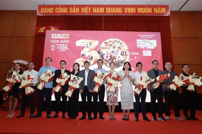 BTC giải thưởng vinh danh những nhà tài trợ. Ảnh: Quốc An