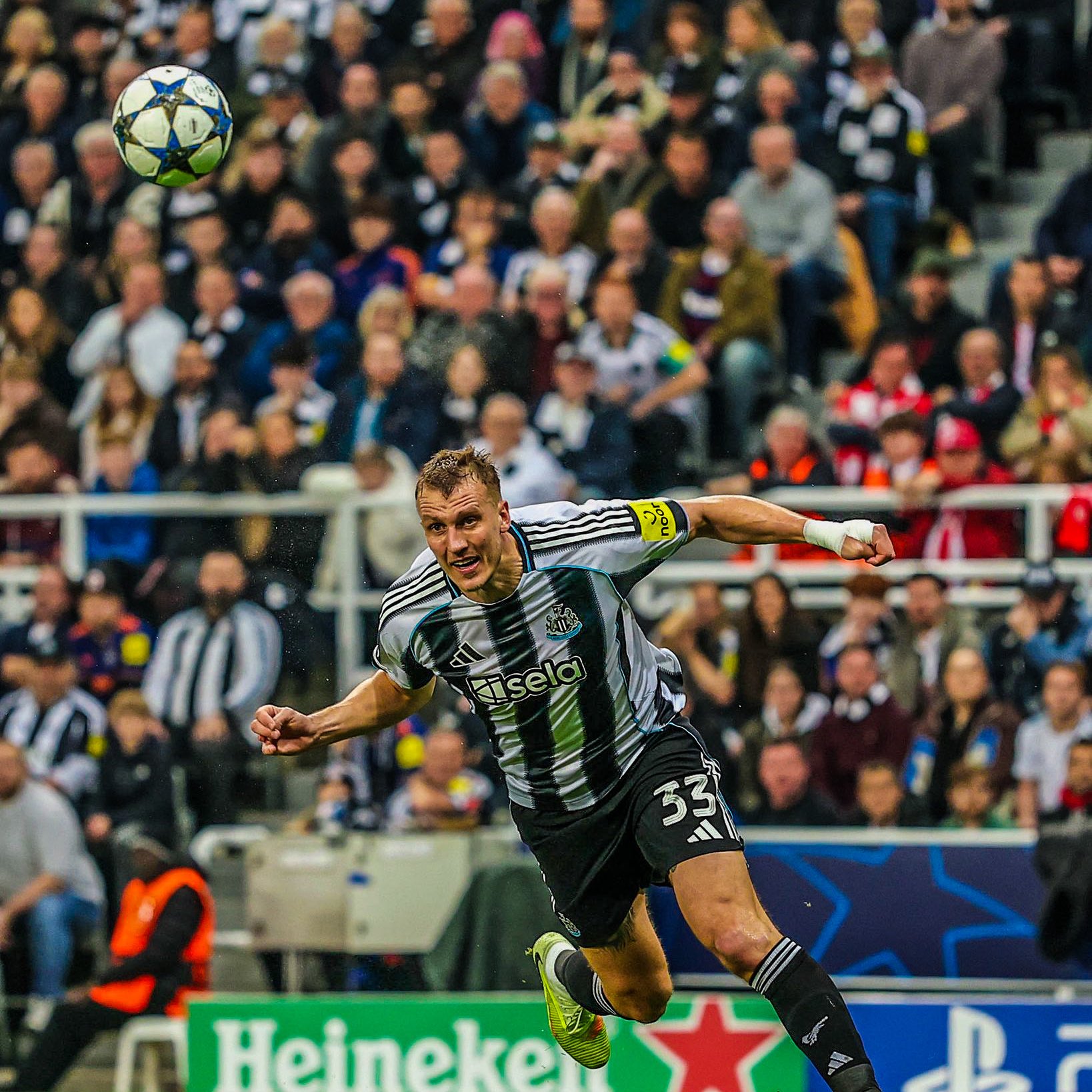 Cú đánh đầu ảo diệu của Dan Burn