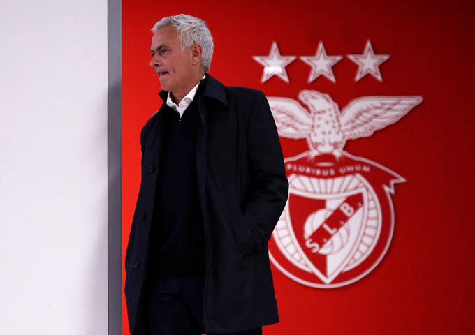 Ghế HLV của "Người đặc biệt" tại sân Da Luz khó bảo toàn.