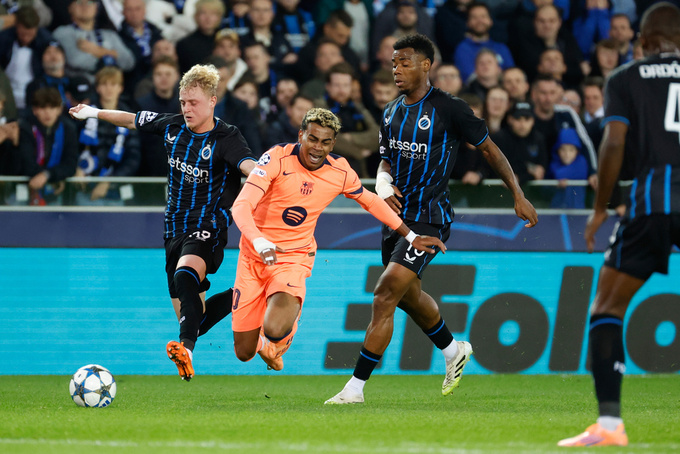 Lamine Yamal (áo cam) tung hoành giữa vòng vây của các cầu thủ Club Brugge