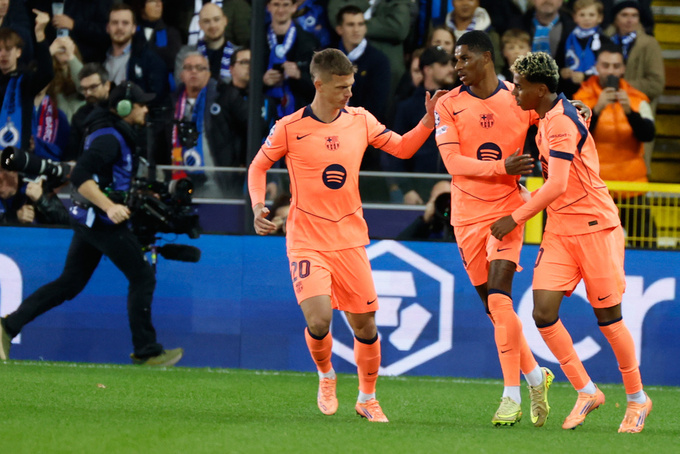 Đồng đội chia vui với Yamal sau khi anh ghi bàn