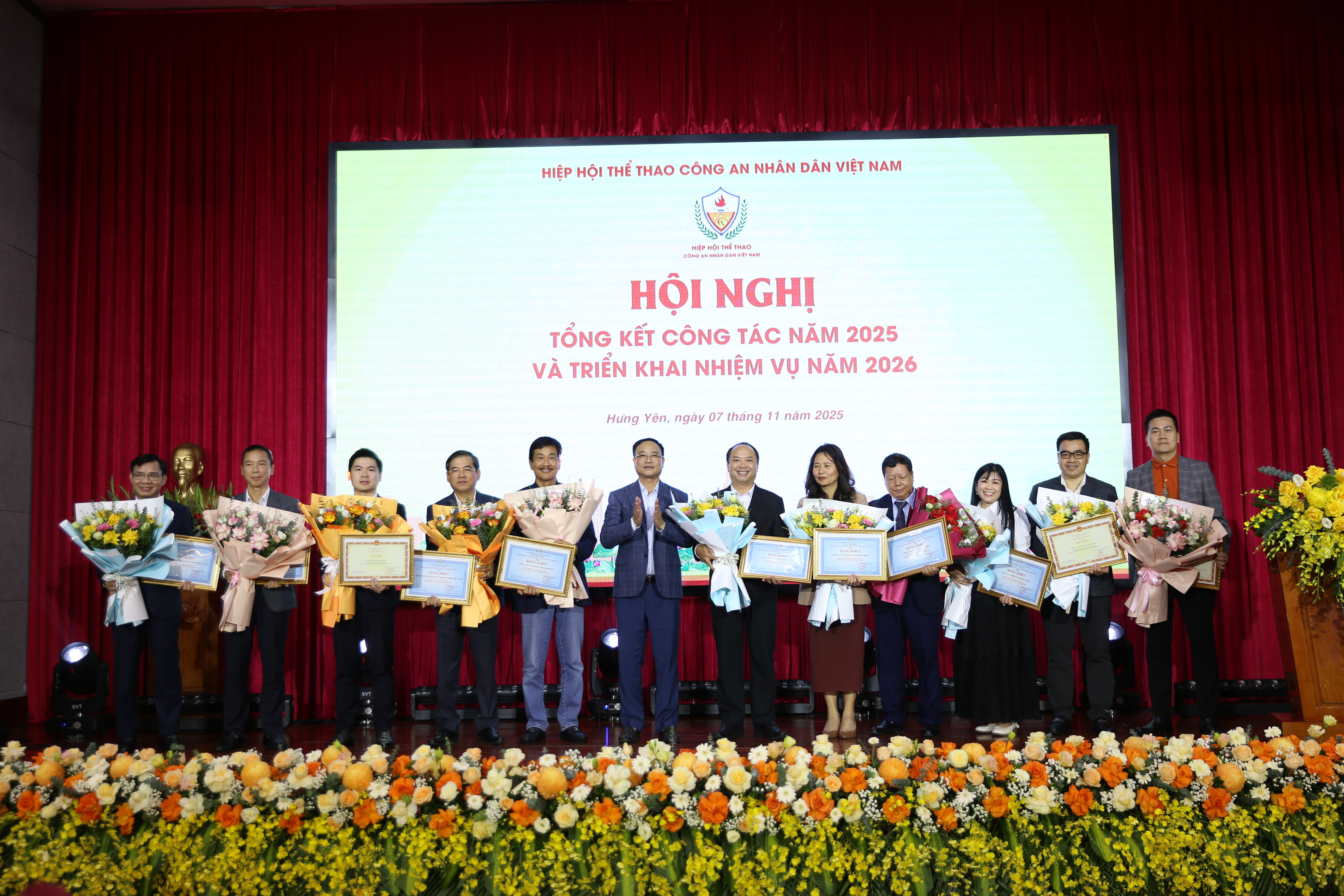 Thượng tướng Phạm Thế Tùng (thứ năm từ trái sang) chỉ đạo và khen thưởng các đơn vị tại Hội nghị