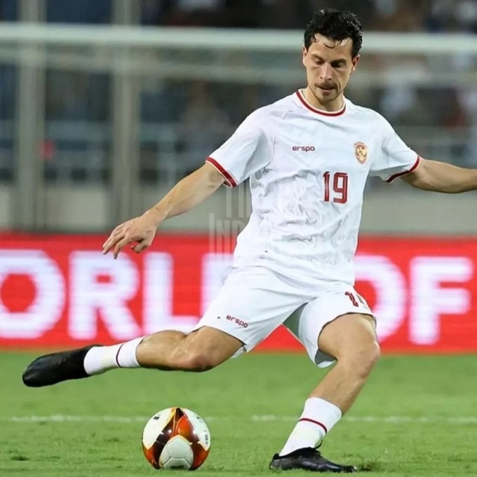 Tiền vệ Haye bị phạt nặng 