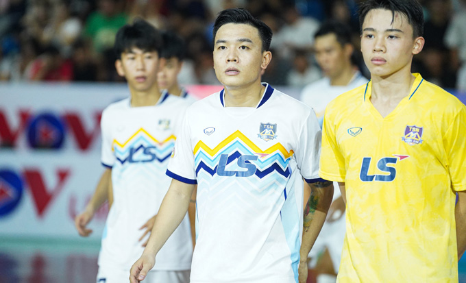 Châu Đoàn Phát (giữa) cũng là ứng viên sau một mùa giải VĐQG xuất sắc