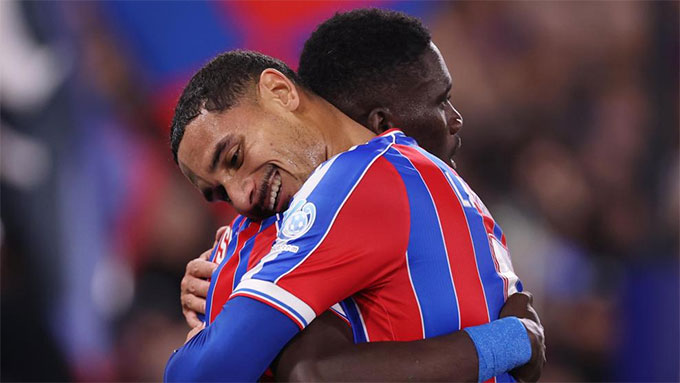 Crystal Palace dễ dàng đánh bại AZ trên sân nhà