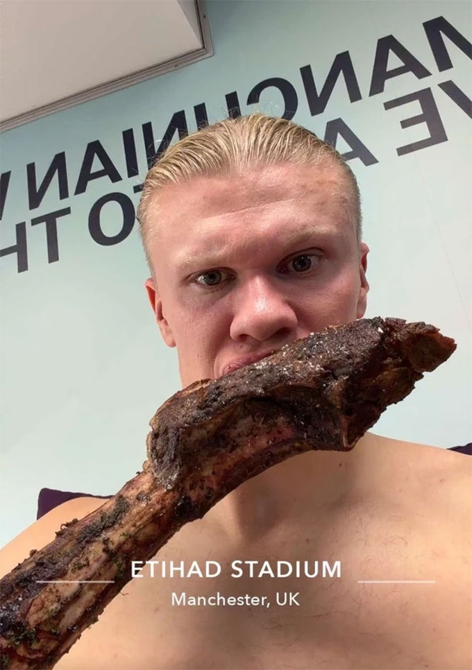 Haaland tranh thủ ăn thịt nướng ngay sau trận