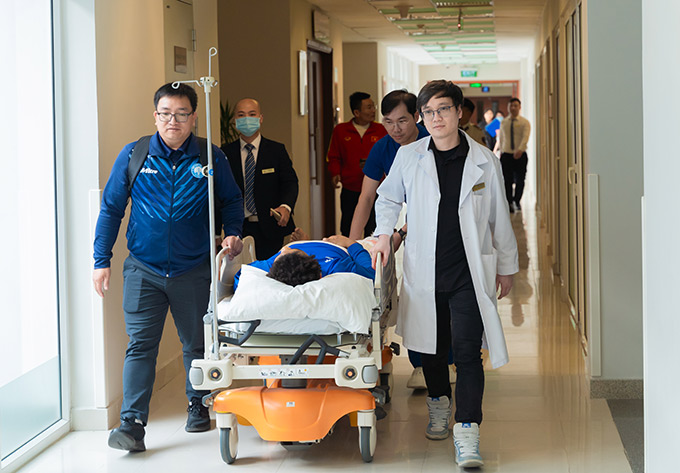 ThS.BS Hồ Ngọc Minh - Phụ trách đơn nguyên Y học Thể thao Bệnh viện Vinmec Times City, đồng hành với Xuân Son từ đầu năm 2025 - Ảnh: NVCC