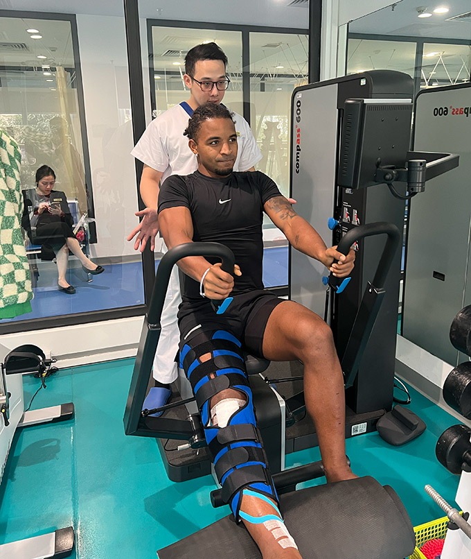 Bác sỹ CKII Vũ Tú Nam - Trưởng khoa Chấn thương chỉnh hình và Y học Thể thao Bệnh viện Vinmec Smart City, lạc quan về khả năng tái xuất sân cỏ của Xuân Son - Ảnh: NVCC