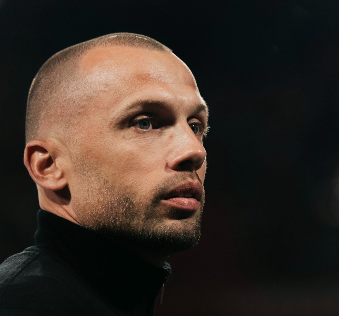 Ajax sa thải John Heitinga sau thảm họa Champions League.