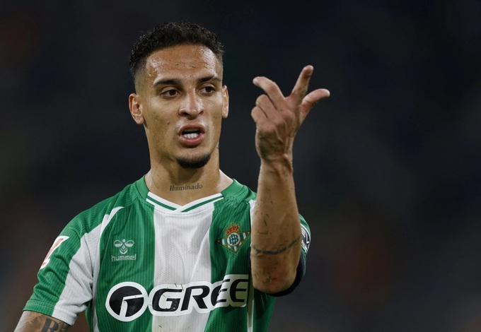 Antony đang chơi vào phom