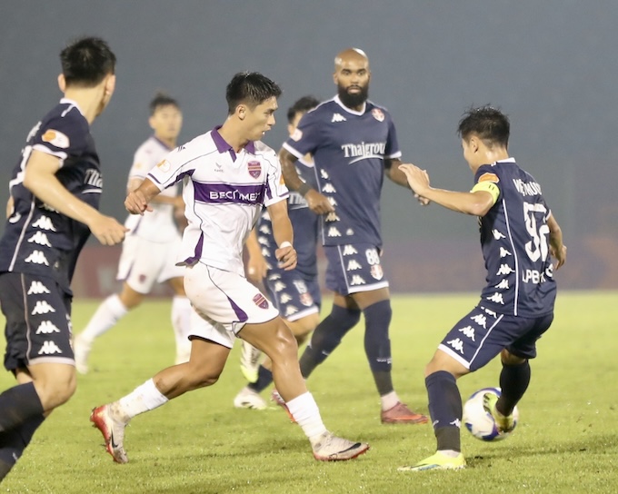Việt Cường đi bóng giữa vòng vây của các cầu thủ Hải Phòng. Ảnh: Quốc An