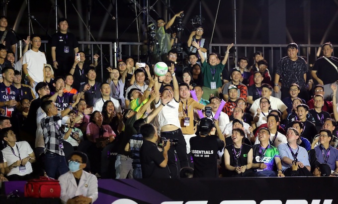 Các fan TP..HCM đầy phấn khích trước những bàn thắng của các danh thủ - Ảnh: Anh Khoa