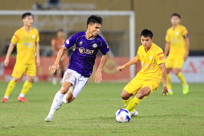 PVF-CAND (áo vàng) vừa có trận thua đậm Hà Nội ở vòng 10. Ảnh: Minh Tuấn