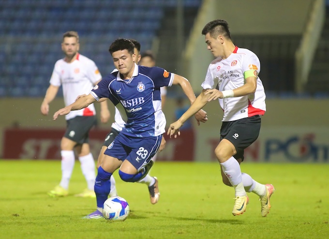 Sau trận thua CATP.HCM, các cầu thủ SHB Đà Nẵng (áo xanh) sẽ có chuyến làm khách nhiều khó khăn tại Hải Phòng. Ảnh: Phi Hải