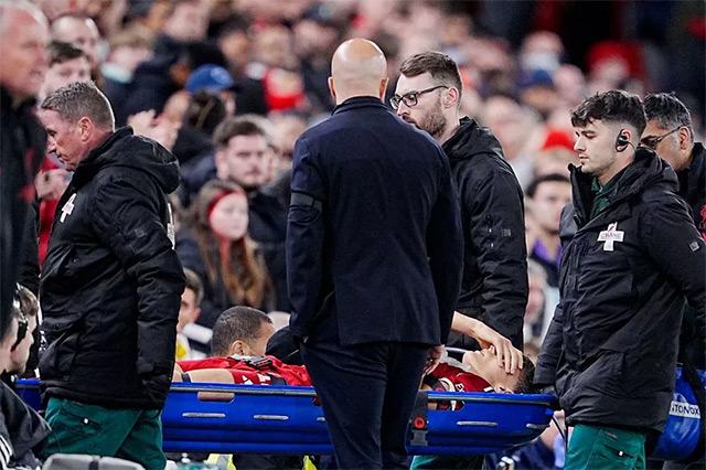 Chấn thương của Leoni làm đảo lộn kế hoạch của Liverpool