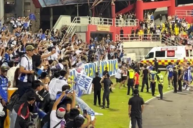 CĐV Selangor lao xuống sân làm loạn (Ảnh: NST) 
