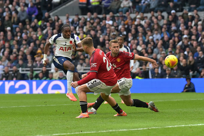 Tel gỡ hoà sau cú dứt điểm chạm chân De Ligt