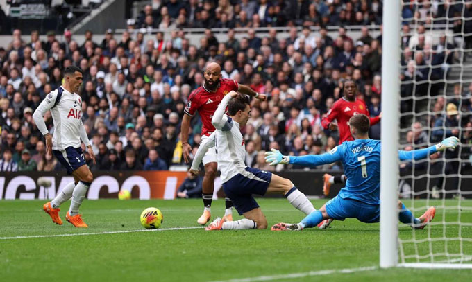 Mbeumo thi đấu cả trận gặp Tottenham ở cánh trái dù anh sở trường đá cánh phải